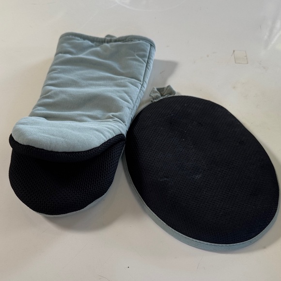 Set of Blue and Beige Kitchen Mitts and Pot Holder - Picture 3 of 5